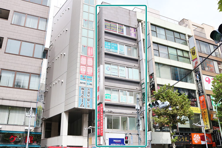 4.竹内ビルの外観はこちら。道路を挟んで向かい側は戸塚第二小学校です。